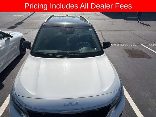 Clear White / Black Roof 2023 Kia Seltos S