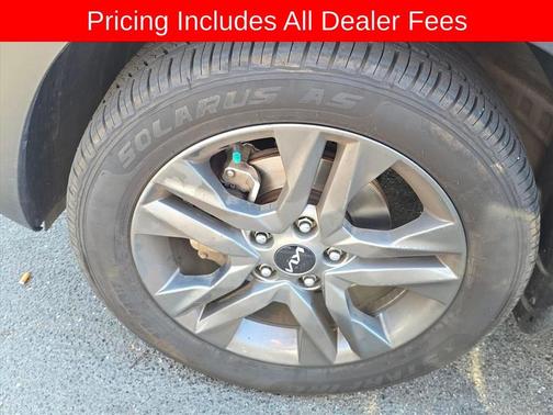 Clear White / Black Roof 2023 Kia Seltos S