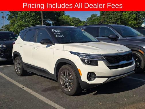 Clear White / Black Roof 2023 Kia Seltos S