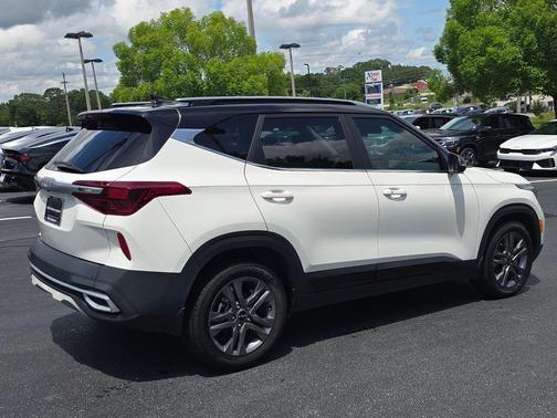 Clear White / Black Roof 2023 Kia Seltos S