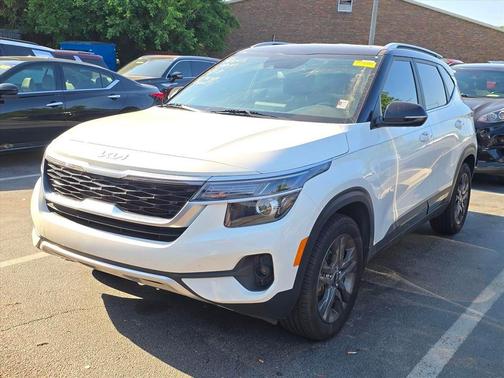 Clear White / Black Roof 2023 Kia Seltos S