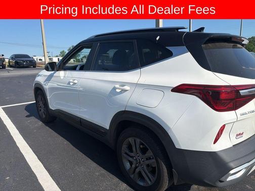 Clear White / Black Roof 2023 Kia Seltos S