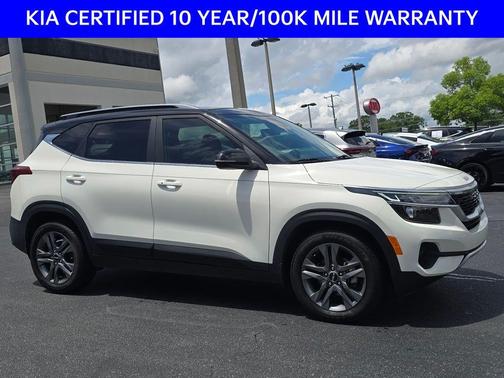 Clear White / Black Roof 2023 Kia Seltos S