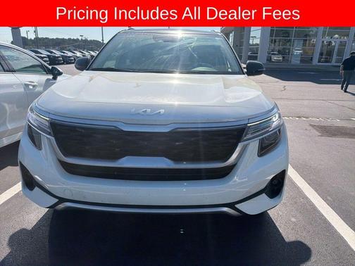 Clear White / Black Roof 2023 Kia Seltos S