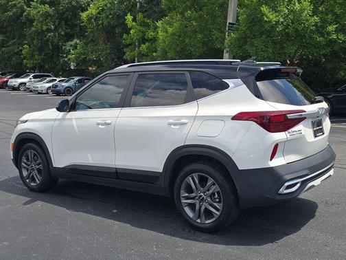 Clear White / Black Roof 2023 Kia Seltos S