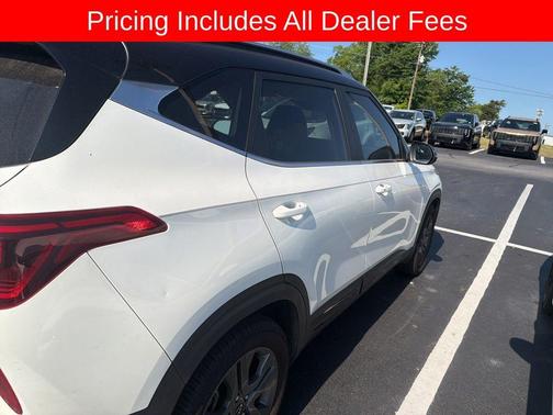 Clear White / Black Roof 2023 Kia Seltos S