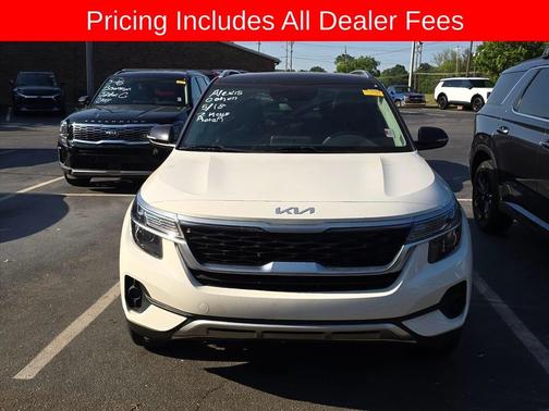 Clear White / Black Roof 2023 Kia Seltos S