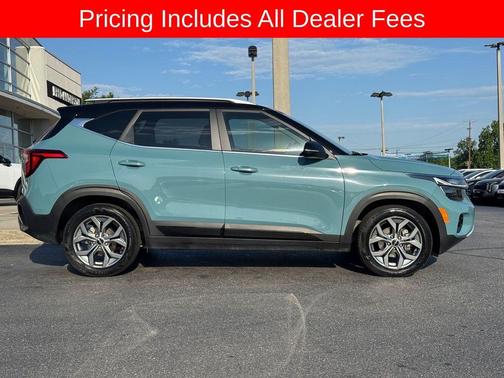 Blue / Black 2024 Kia Seltos S