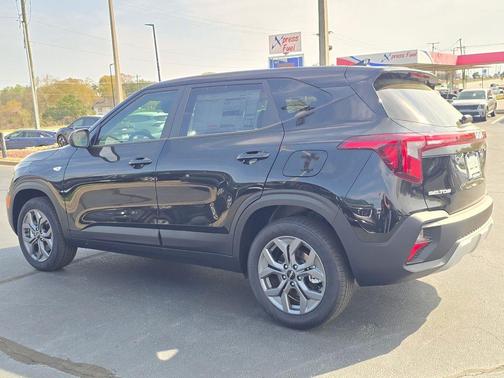 Fusion Orange 2026 Kia Seltos LX