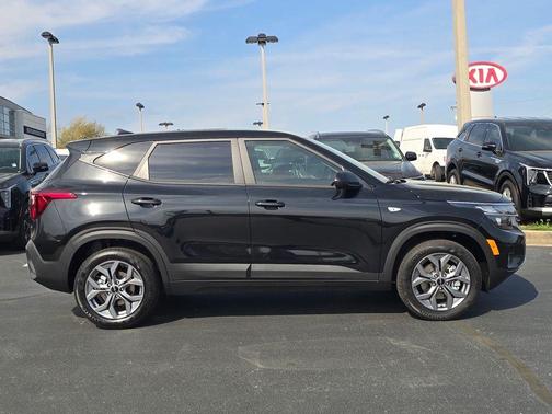 Fusion Orange 2026 Kia Seltos LX