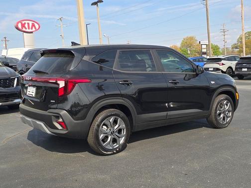 Fusion Orange 2026 Kia Seltos LX