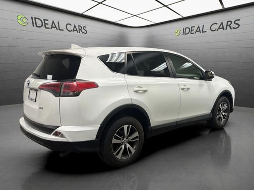 Super White 2018 Toyota RAV4 XLE