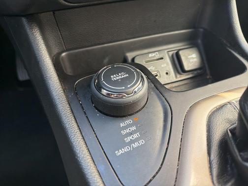 Bright White Clearcoat 2015 Jeep Cherokee Limited