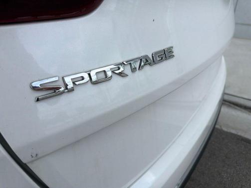Snow White Pearl 2022 Kia Sportage LX