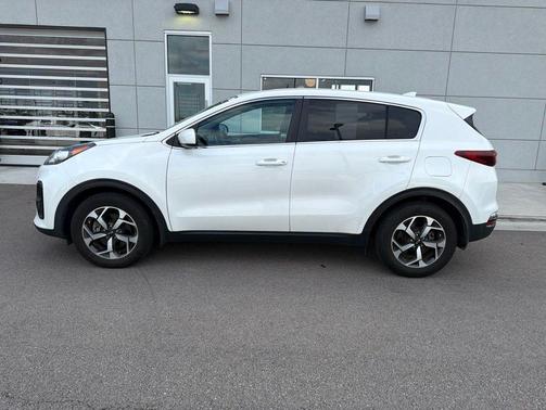 Snow White Pearl 2022 Kia Sportage LX