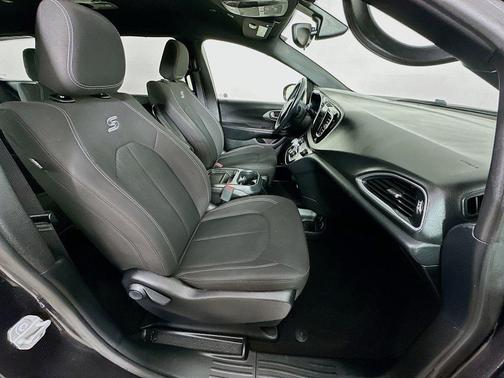 Brilliant Black Crystal Pearlcoat 2018 Chrysler Pacifica Touring Plus