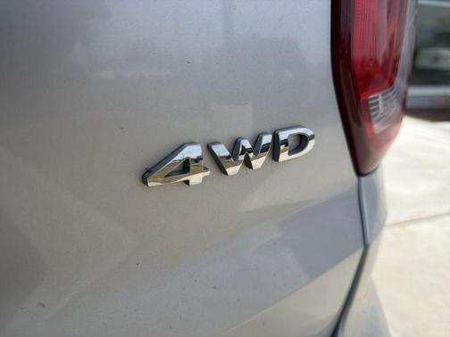 Ingot Silver Metallic 2017 Ford Explorer XLT