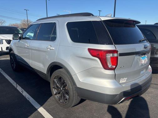 Ingot Silver Metallic 2017 Ford Explorer XLT