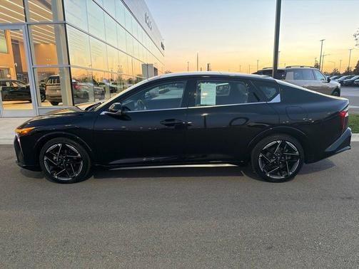Aurora Black Pearl 2025 Kia K4 GT-Line