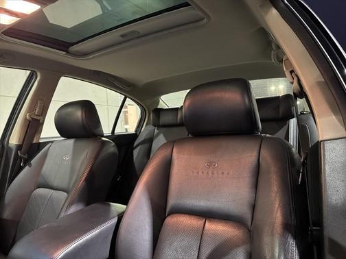 2004 INFINITI G35x Base