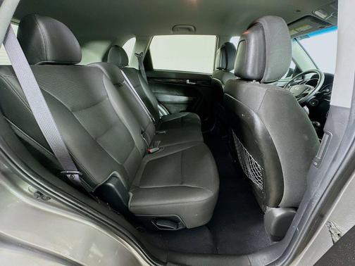 Titanium Silver 2014 Kia Sorento LX