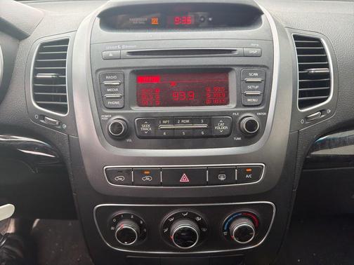 Titanium Silver 2014 Kia Sorento LX