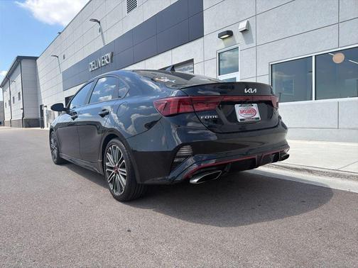 Aurora Black Pearl 2024 Kia Forte GT