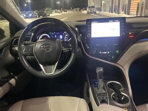 2022 Toyota Camry Hybrid XLE