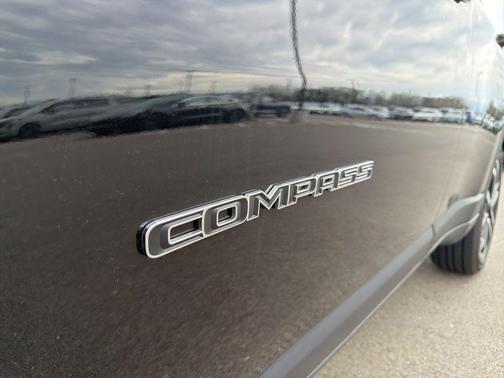 Diamond Black Crystal Pearlcoat 2022 Jeep Compass Limited