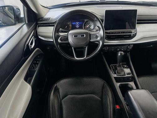 Diamond Black Crystal Pearlcoat 2022 Jeep Compass Limited