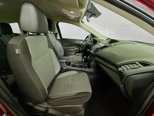 Ruby Red Metallic 2017 Ford Escape SE