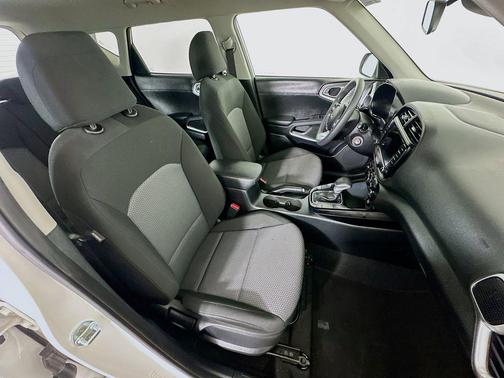 Snow White Pearl 2023 Kia Soul LX