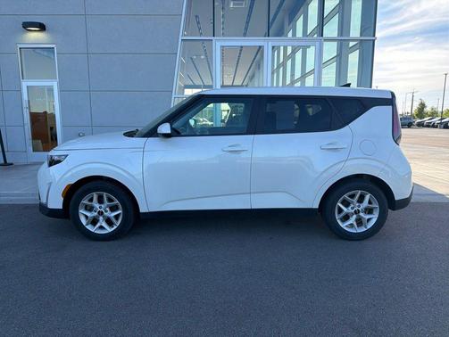 Snow White Pearl 2023 Kia Soul LX