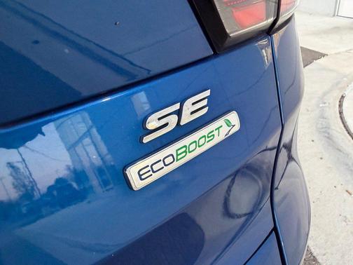 Lightning Blue Metallic 2018 Ford Escape SE