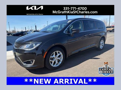 Brilliant Black Crystal Pearlcoat 2017 Chrysler Pacifica Touring