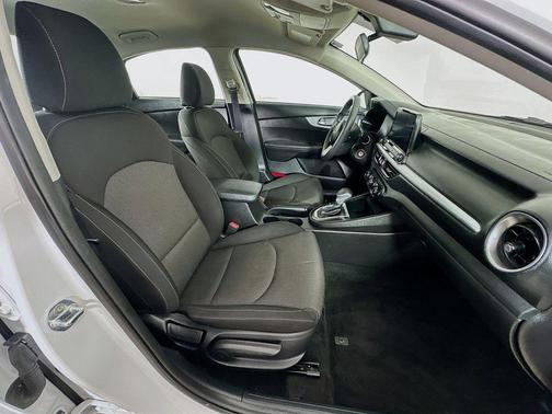 Snow White Pearl 2022 Kia Forte LXS