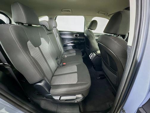 Everlasting Silver 2023 Kia Sorento LX