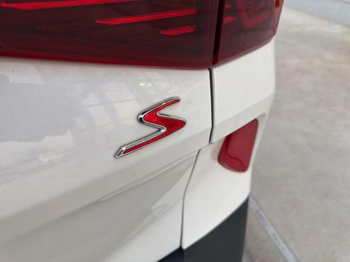 Clear White/Black Roof 2021 Kia Seltos S