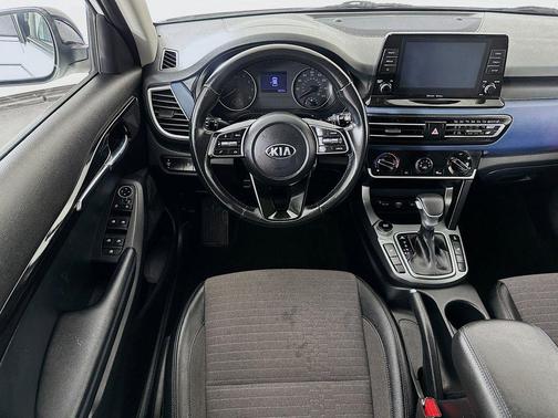 Clear White/Black Roof 2021 Kia Seltos S