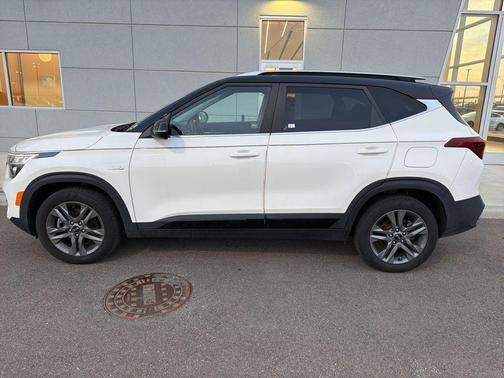 Clear White/Black Roof 2021 Kia Seltos S