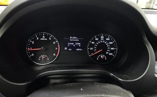 Clear White/Black Roof 2021 Kia Seltos S