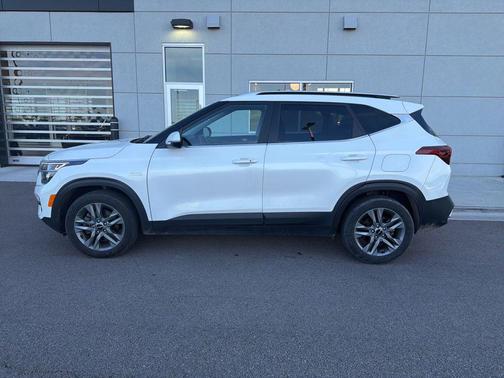 Snow White Pearl 2022 Kia Seltos S