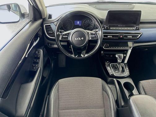Snow White Pearl 2022 Kia Seltos S