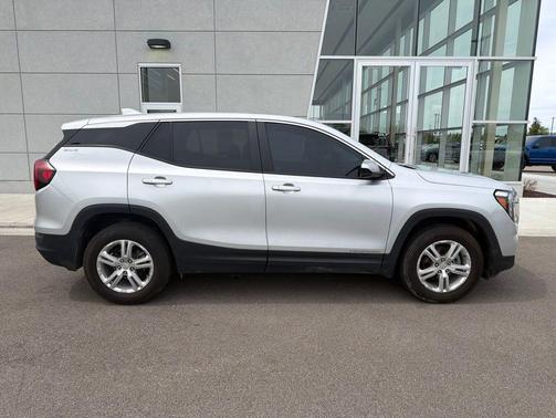 Quicksilver Metallic 2022 GMC Terrain SLE