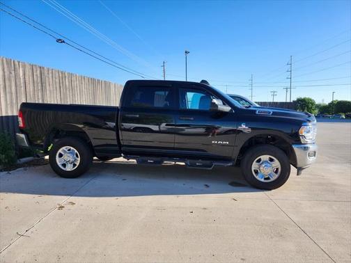 2022 RAM 2500 Tradesman Crew Cab 4x4 6'4' Box