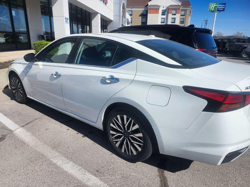 Glacier White 2025 Nissan Altima 2.5 SV