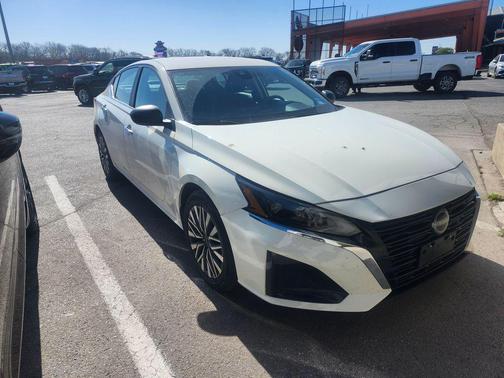 Glacier White 2025 Nissan Altima 2.5 SV