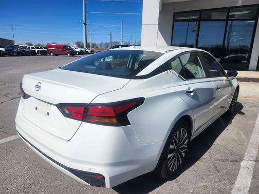 Glacier White 2025 Nissan Altima 2.5 SV