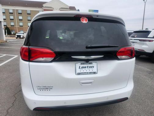 2026 Chrysler Voyager LX