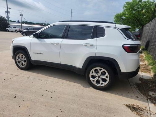 Bright White Clearcoat 2026 Jeep Compass Latitude